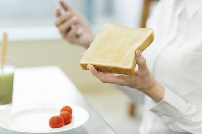 아침 식탁 위 식빵과 탄산음료, 슬라이스 햄까지. 반복되는 간편식 선택이 혈관 건강에 조용한 부담으로 작용할 수 있다는 경고가 나온다. 게티이미지