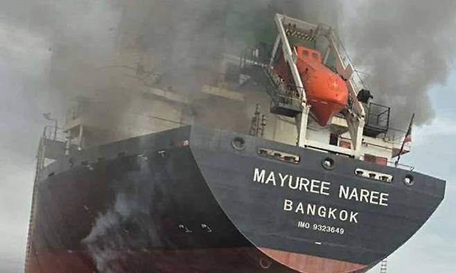호르무즈 해협을 항해하던 태국 선박이 지난 11일 이란군의 타격으로 추정되는 공격을 받아 화염에 휩싸인 모습. 앞서 이란군은 호르무즈 해협 봉쇄 방침과 더불어 이를 어기는 선박들을 격침하겠다는 뜻을 밝혔다. EPA연합뉴스