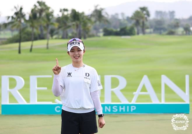 “1승 했어요” - 지난 15일 KLPGA투어 2026시즌 개막전 리쥬란 챔피언십에서 우승한 임진영이 검지 손가락을 들어 1승을 따냈다는 사실을 자랑하고 있다. KLPGA 제공