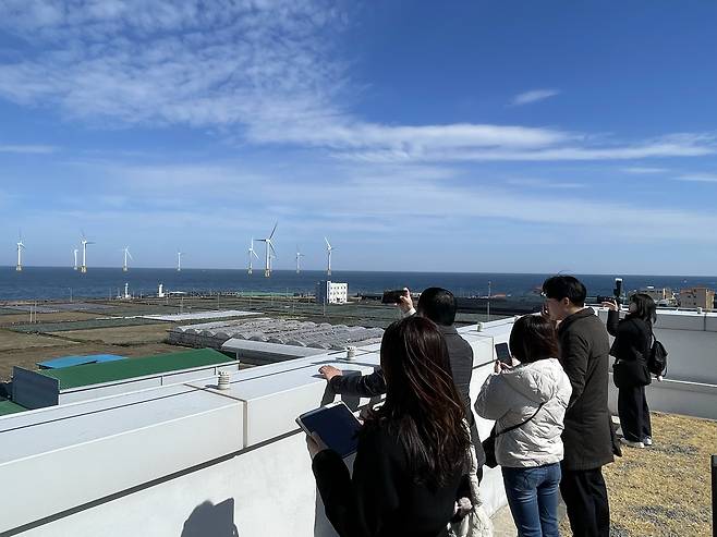 하나은행 심사역과 기업금융전문역(RM) 직원들이 20일 제주도 제주시 소재 한림해상풍력 발전단지를 방문해 기념촬영을 하고 있다. 신중섭 기자