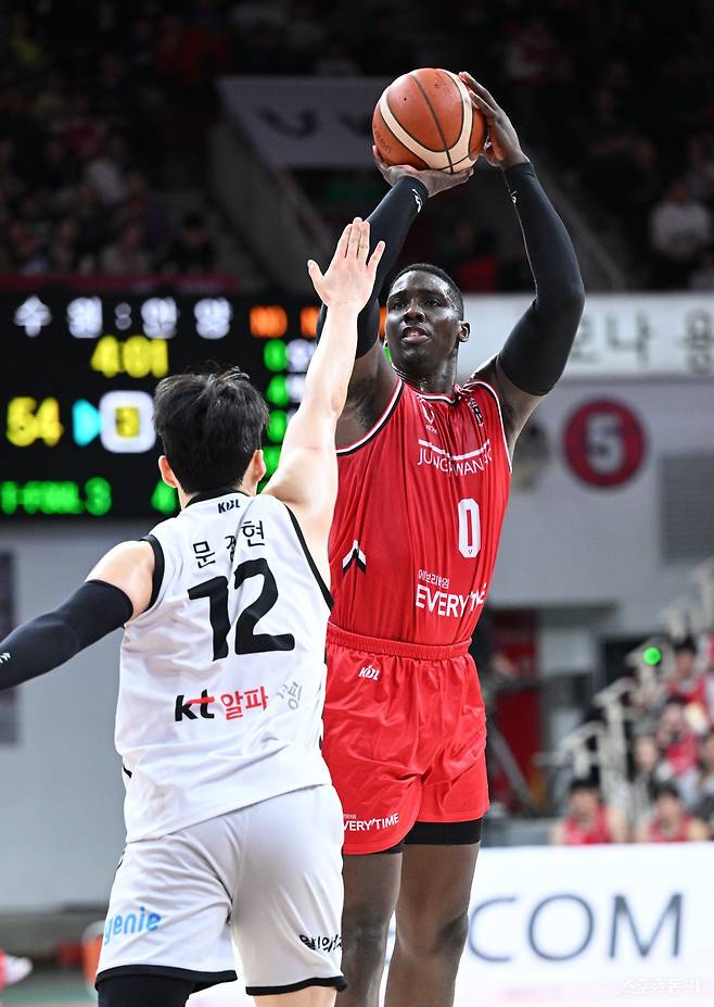 정관장 조니 오브라이언트(오른쪽)가 22일 안양체육관에서 열린 KT전 도중 문정현의 수비를 피해 외곽슛을 던지고 있다. 사진제공|KBL