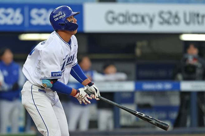삼성 김영웅이 23일 대구삼성라이온즈파크서 열린 ‘2026 신한 SOL KBO리그’ 시범경기 KIA와 홈경기서 2회말 솔로 홈런을 친 뒤 타구를 바라보고 있다. 사진제공|삼성 라이온즈