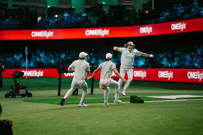 더베이GC의 닐 시플리(오른쪽)가 최근 LA GC와의 TGL 경기 도중 홀인원을 한 뒤 기뻐하고 있다. TGL 홈페이지 캡처