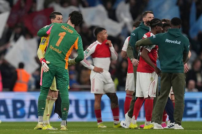 맨시티 골키퍼 제임스 트래포드가 23일 카라바오컵 결승에서 승리한 뒤 아스널 골키퍼 케파를 위로하고 있다. AP연합뉴스