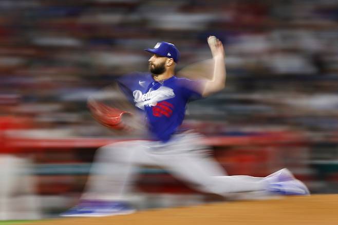 LA 다저스 태너 스캇이 23일 시범경기 LA 에인절스전 6회 마운드에 올라 투구하고 있다. AP연합뉴스