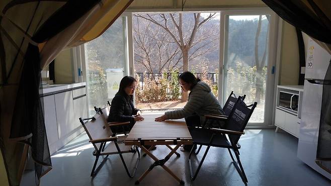 ▲ 수원시 관계자들이 글램핑 시설에서 대화를 나누고 있다. /사진제공=수원특례시