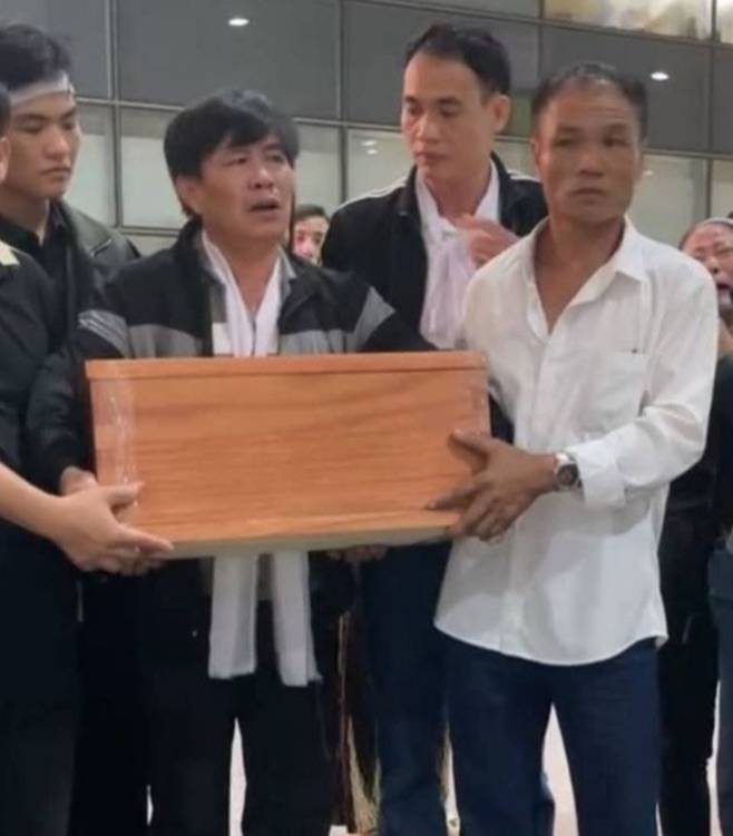 22일(현지시간) 베트남 하노이 공항에서 아들의 유해를 받은 고 뚜안 씨 아버지의 모습. 사진=경기이주평등연대