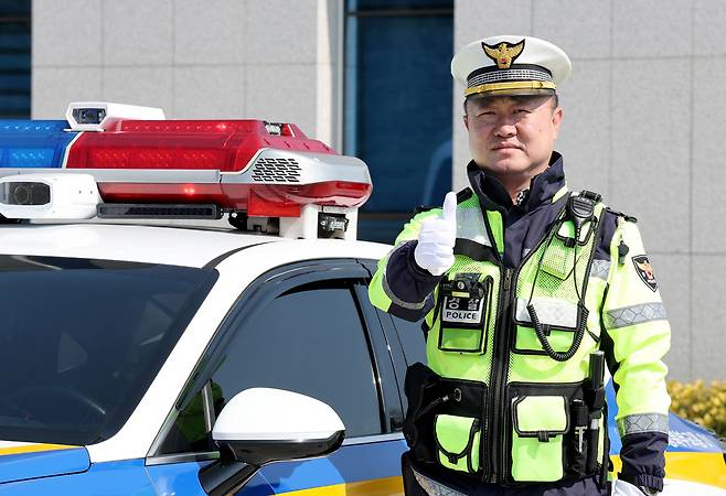 포항북부경찰서 교통과 교통관리계 권도정(50) 팀장이 “국민이 부르면 어디든지 달려가 안전을 지키는 일등 경찰이 되겠다”라며 엄지를 들어 보이고 있다. /이용선기자 photokid@kbmaeil.com