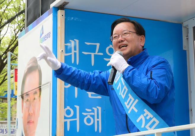 김부겸 전 국무총리가 대구시장 출마에 근접한 것으로 확인됐다. 사진은 2016년 총선 당시 대구 수성갑에 출마한 김부겸 후보가 자신의 트레이드 마크인 벽치기 유세를 하고 있는 모습. 영남일보DB