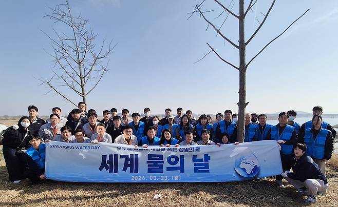 군산시 기후환경과 직원과 세아베스틸 관계자 등 약 50여 명이 산책로와 강변에 버려진 쓰레기를 수거하며 하천 환경 정화활동을 실시했다./군산시