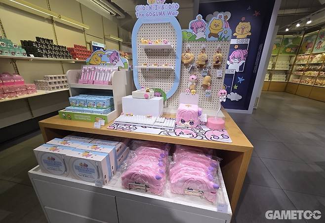 다양한 굿즈는 니케를 모르는 사람들의 관심을 끌기에 충분했다. (사진= 문원빈 기자)