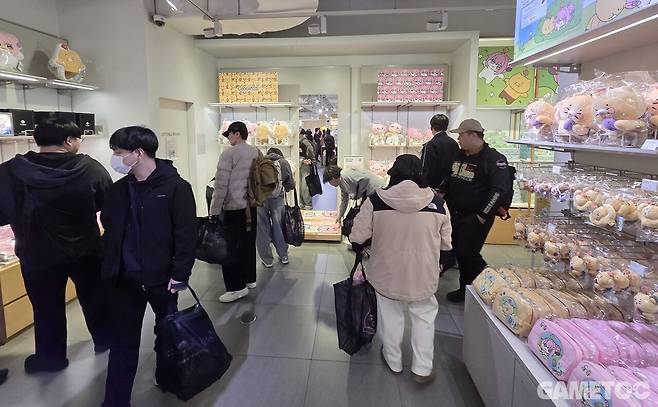 도로 3D 스티커 외 굿즈 수량은 넉넉했다. 덕분에 여유롭게 구경하며 상품을 고르는 방문객들. (사진= 문원빈 기자)