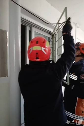 펌프구조대가 환자가 쓰러져 있던 군산의 한 아파트 세대의 창틀을 뜯어내고 있다.(전북소방본부 제공. 재판매 및 DB금지)