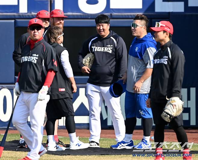 23일 대구삼성라이온즈파크에서 열린 KIA와 삼성의 시범경기. 경기 전 삼성 최형우가 KIA 선수단과 만나 이야기를 나누고 있다. 대구=허상욱 기자wook@sportschosun.com/2026.03.23/