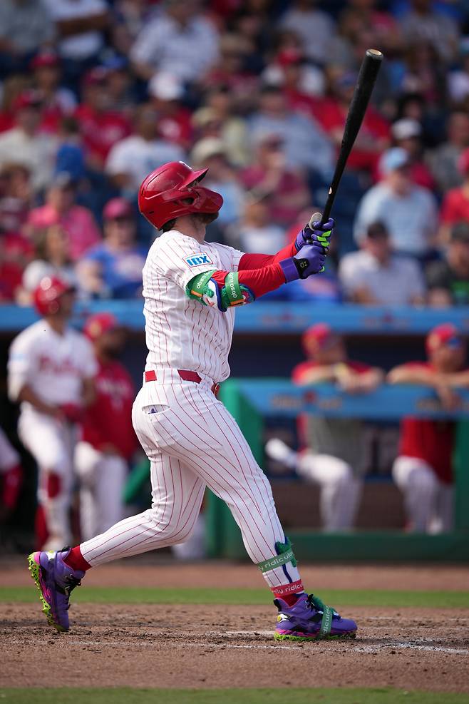 Philadelphia Phillies' Bryce Harper follows through after hitting an RBI-sacrifice fly against Washington Nationals' Bryce Montes De Oca during the fifth inning of a spring training baseball game, Thursday, Feb. 26, 2026, in Clearwater. (AP Photo/Matt Slocum)
<저작권자(c) 연합뉴스, 무단 전재-재배포, AI 학습 및 활용 금지>