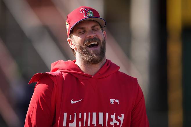Philadelphia Phillies' Bryce Harper laughs as he walks to the field during spring training baseball Monday, Feb. 16, 2026, in Clearwater, Fla. (AP Photo/Matt Slocum)
<저작권자(c) 연합뉴스, 무단 전재-재배포, AI 학습 및 활용 금지>