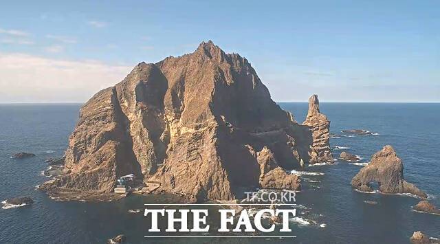 외교부는 24일 일본이 독도 영유권을 주장하는 등 역사를 왜곡한 고등학교 교과서를 검정 통과한 데 대해 강력히 항의하며 즉각적인 시정을 촉구했다. 사진은 경북 울릉군 울릉읍에 위치한 독도. /울릉군청 누리집 동영상 갈무리