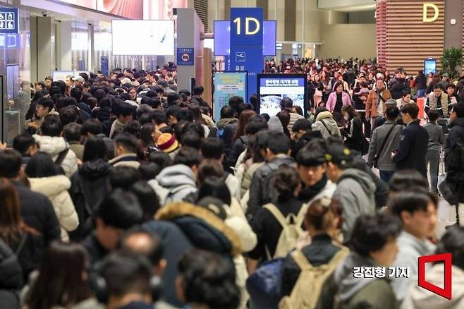인천국제공항 제2여객터미널을 찾은 여행객들이 보안검색을 받기 위해 줄을 서고 있다.