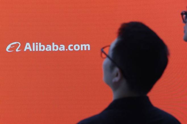 알리바바 부스를 둘러보는 참관객. 연합뉴스