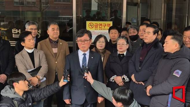 더불어민주당 안도걸(광주 동구남구을) 의원이 지난 1월 30일 오후 공직선거법 등 위반 사건 1심에서 무죄를 선고받은 뒤 광주지방법원 법정동 앞에서 입장을 밝히고 있다. 민현기 기자