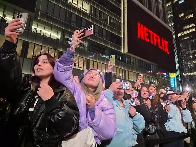 21일 오후 8시, 광화문광장에서 스크린을 보며 BTS 공연을 즐기는 아미들. /지혜진 기자