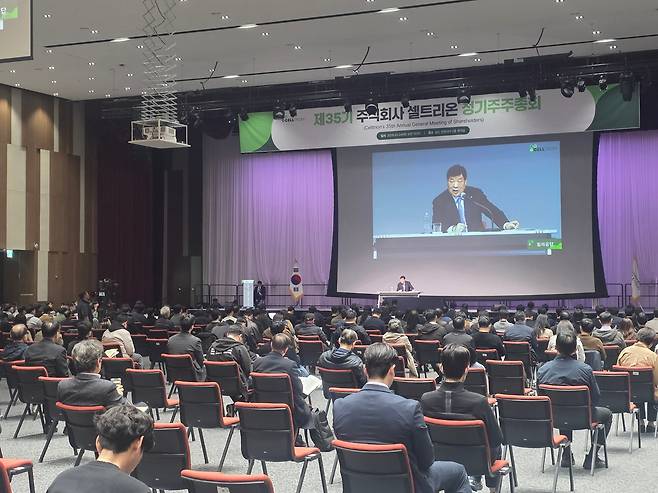 서정진 셀트리온 회장이 24일 인천 송도컨벤시아에서 열린 정기 주주총회에서 주주들 질의에 답변하고 있다. /홍다영 기자