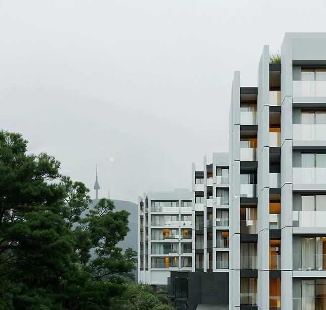 서울 용산구 한남동에 들어서는 시니어 레지던스 ‘소요한남 바이 파르나스’ 예상 투시도. 2029년 상반기(1∼6월) 입주 예정으로 파르나스호텔이 입주민 대상 서비스를 맡는다. ㈜소요한남레지던스 제공