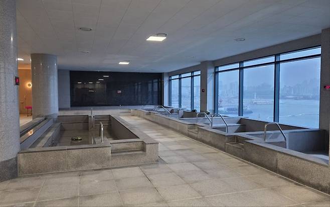 건물 3층과 4층에 위치한 남자사우나와 여자사우나는 부산 앞바다를 조망하며 해수 목욕을 즐길 수 있도록 배려했다. (주)비케이엠홀딩스 제공