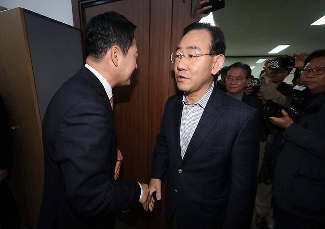 지난 22일 오전 국민의힘 대구시당에서 열린 장동혁 대표와 지역 국회의원의 비공개 연석회의에서 주호영 의원이 장 대표와 악수를 하고 있다. 연합뉴스