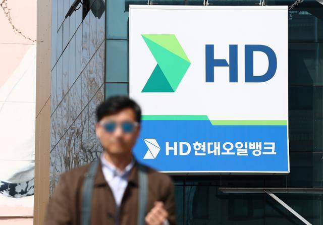 검찰이 미국·이란 전쟁 여파로 급등한 유가와 관련해 '담합 의혹'을 받는 정유사 4곳에 대해 강제수사에 나선 23일 서울의 한 HD현대오일뱅크 주유소 앞으로 시민이 지나가고 있다. 뉴시스