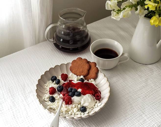 최근 ‘건강구독사회’를 출간한 정재훈 약사가 평소 아침에 챙겨 먹는 음식으로 그릭 요거트와 올리브오일, 블랙 커피를 꼽았다. /사진=게티이미지뱅크