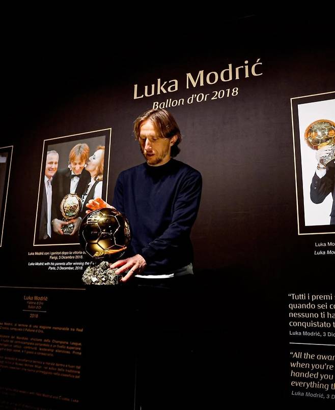 AC 밀란 루카 모드리치와 그가 2018년 수상한 발롱도르. AC 밀란 SNS 갈무리