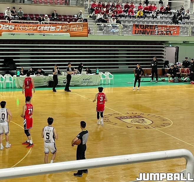 ▲33번으로 등록됐지만 3번 유니폼을 입고 나선 고려대 김재원(가운데). 결국 출전은 허용되지 않았다.