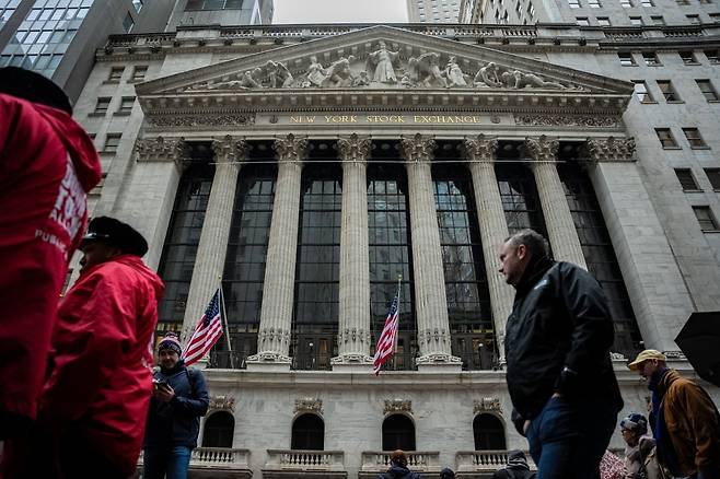 미국 뉴욕 월스트리트의 행인들 모습./사진=연합뉴스