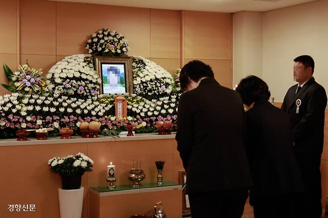 추모 발길 사망자 14명이 발생한 대전 안전공업 화재 참사 닷새째인 24일 대전 목동 선병원 장례식장에 마련된 희생자 안모씨의 빈소에서 유가족이 조문객을 맞고 있다. 대전 | 문재원 기자