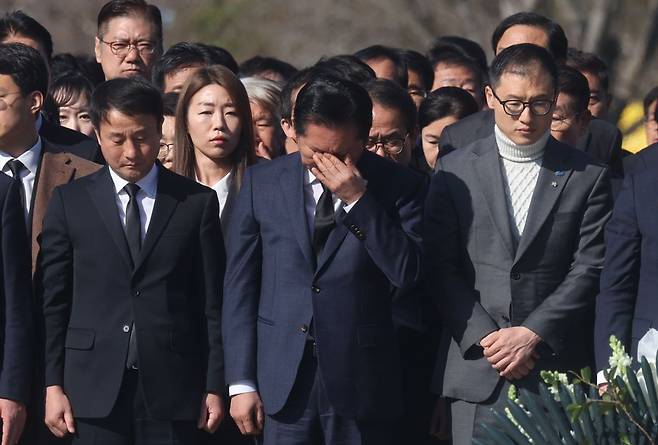 더불어민주당 정청래 대표가 23일 경남 김해에 있는 노무현 전 대통령 묘역을 참배하면서 눈물을 흘리고 있다. 연합뉴스