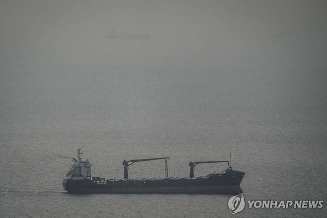 아라비아만을 가로질러 호르무즈 해협을 향해 항해하는 화물선.