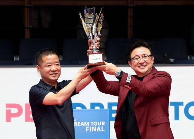 이종주가 23일 경기도 고양시 '고양 킨텍스 PBA 스타디움'에서 열린 '2025~2026 PBA 드림투어 파이널' 결승전 시상식에서 트로피를 들어올리고 있다. 오른쪽은 PBA 장상진 부총재./PBA