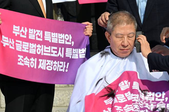 박형준 부산시장이 23일 서울 여의도 국회 본관 앞에서 '부산 글로벌허브도시 조성에 관한 특별법안' 제정을 촉구하며 삭발하고 있다. 윤창원 기자