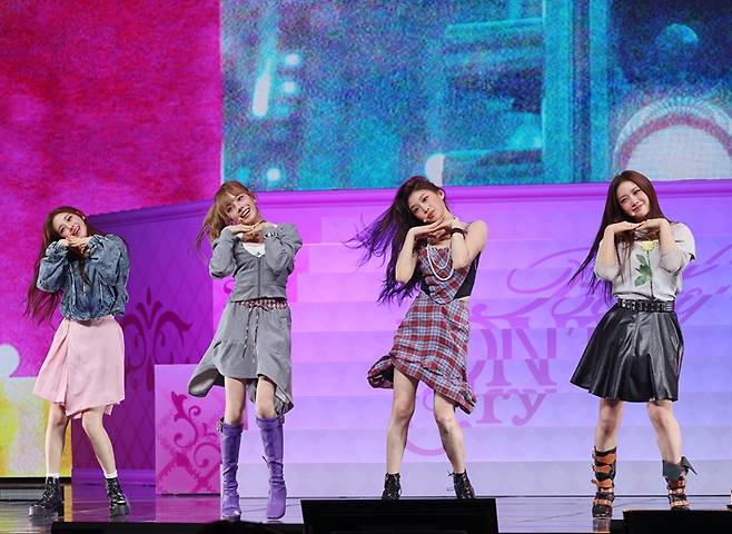 무대를 선보이는 베이비돈크라이. 연합뉴스
