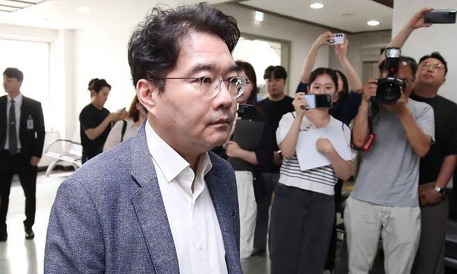 윤석준 전 대구 동구청장이 법정을 나오고 있다. 뉴스1