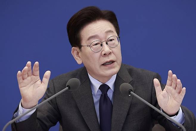 이재명 대통령이 24일 청와대에서 열린 국무회의에서 발언하고 있다. 연합뉴스