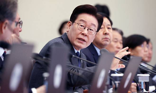 “0.1%의 물샐 틈도 없게 해야” 이재명 대통령이 24일 청와대 본관에서 열린 국무회의를 주재하며 정부 정책 방향에 대해 발언하고 있다. 이 대통령은 “부동산 투기를 방치하면 나라가 망한다”며 “세제든 금융이든 규제든 엄정하고 촘촘하게, 0.1%의 물샐 틈도 없게 모든 악용 가능성을 완전히 배제하고 철저하게 준비해야 된다”고 국무위원들에게 지시했다. 청와대사진기자단