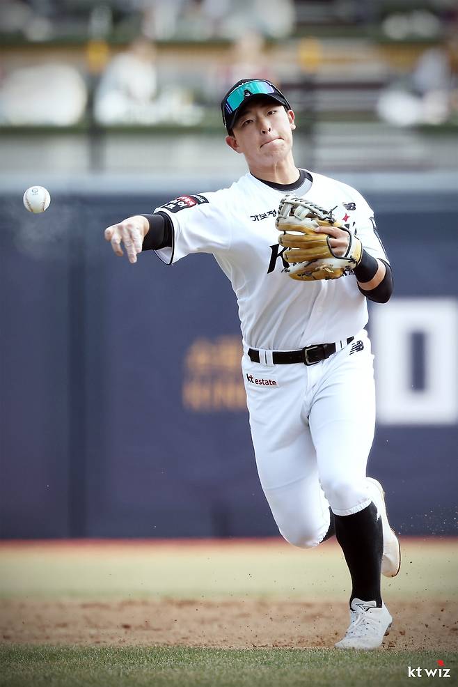 이강철 KT 감독은 안정된 수비를 보여준 신인 이강민을 이번 시즌 주전 유격수로 낙점했다. 이강민은 “더 패기 있게 야구하겠다”고 각오를 다졌다. 사진제공|KT 위즈