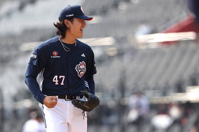 두산 선발투수 곽빈이 23일 시범경기 KT전에서 경기도중 환하게 웃고 있다. 두산 베어스 제공