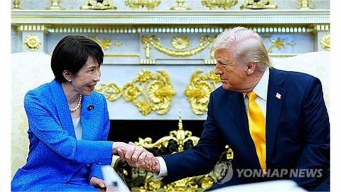 ▲다카이치 사나에 일본 총리와 트럼프 대통령이 지난 19일 백악관에서 열린 정상회담에서 악수하고 있다. 연합