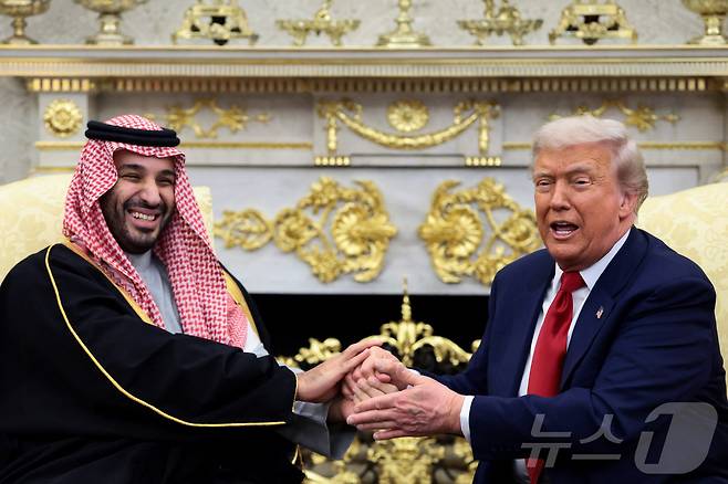 도널드 트럼프 미국 대통령(오른쪽)과 무함마드 빈살만 사우디 아라비아 왕세자의 백악관 정상회담. 2025.11.18 ⓒ 로이터=뉴스1