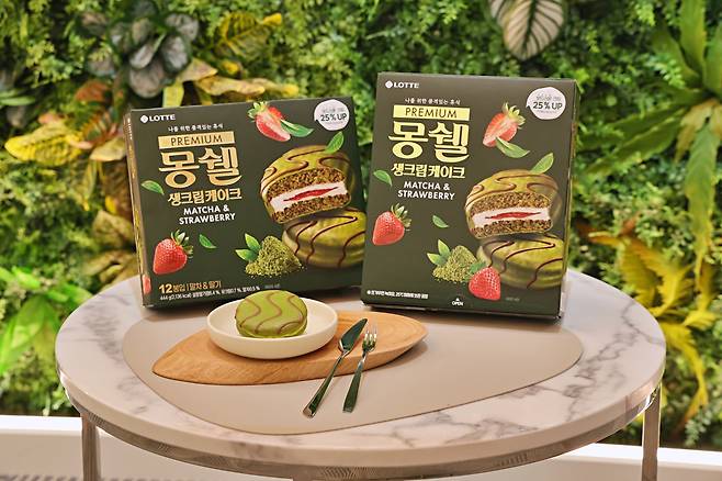 프리미엄 몽쉘 말차&딸기 연출 이미지.(롯데웰푸드 제공)