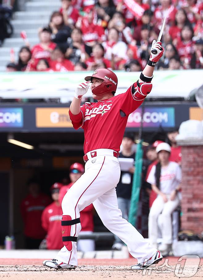 11일 오후 인천 SSG 랜더스필드에서 열린 프로야구 2025 신한 SOL뱅크 KBO 준플레이오프 2차전 삼성 라이온즈와 SSG 랜더스의 경기, SSG 최정이 3회말 2사 2루 상황에서 1타점 적시타를 치고 있다. 2025.10.11 ⓒ 뉴스1 김성진 기자