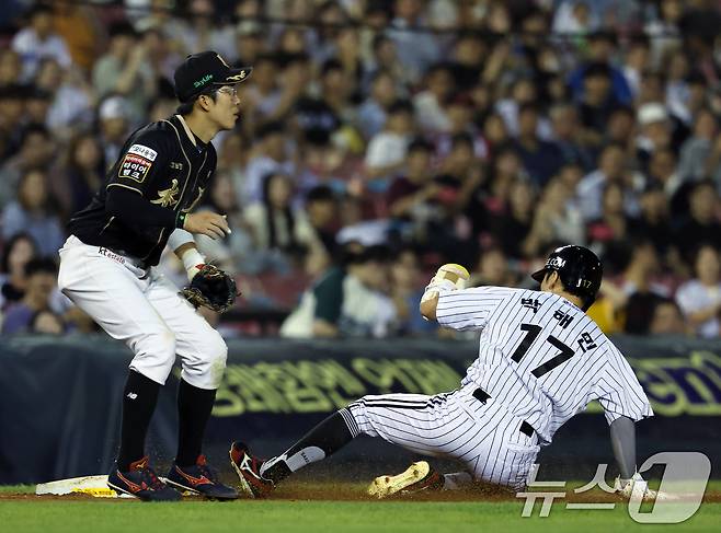 11일 오후 서울 송파구 잠실야구장에서 열린 프로야구 '2025 신한 SOL뱅크 KBO 리그' kt 위즈와 LG 트윈스의 경기 6회말 1사 주자 1루 상황 신민재 타석때 1루 주자 LG 박해민이 2루 도루 성공 후 공이 뒤로 빠진 틈을 타 3루까지 달리고 있다. 2025.9.11 ⓒ 뉴스1 박정호 기자